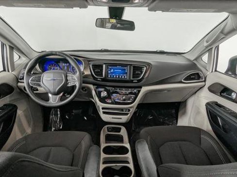 Used 2020 Chrysler Voyager LX image 26