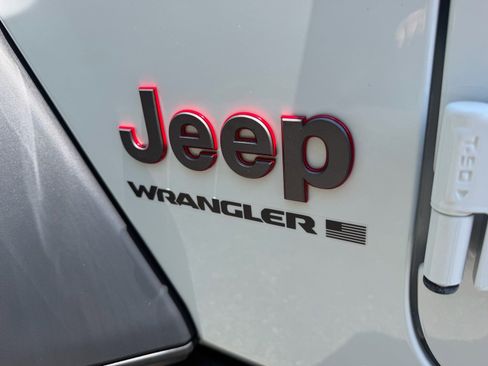 Used 2025 Jeep Wrangler Unlimited Rubicon AWD/4WD image 13