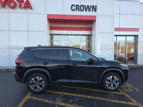 Used 2023 Nissan Rogue SV image 2