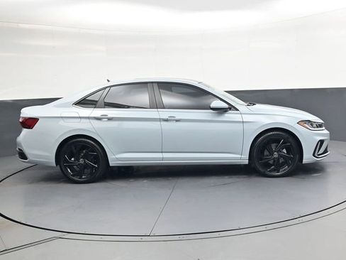 Used 2025 Volkswagen Jetta SE image 3