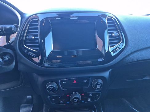 Used 2019 Jeep Compass Latitude AWD/4WD image 9