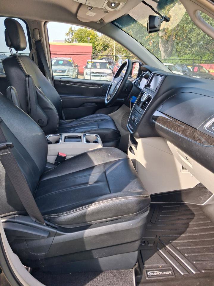 Used 2014 Chrysler Town & Country Touring FWD image 16
