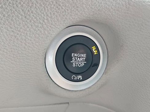 Used 2023 Chrysler Pacifica Touring-L FWD image 16