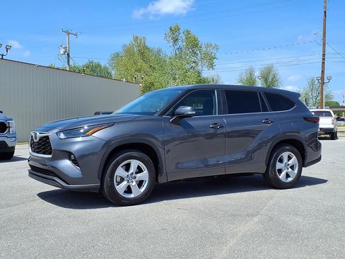 Used 2025 Toyota Highlander LE FWD image 20