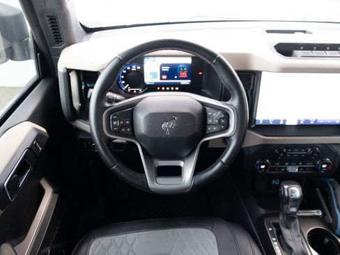 Used 2023 Ford Bronco Wildtrak image 2