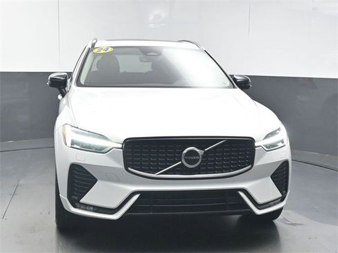 Used 2024 Volvo XC60 B5 Core image 3