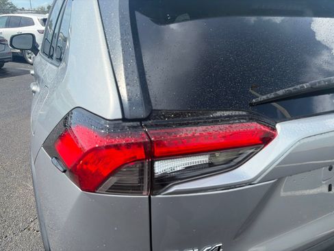Used 2020 Toyota RAV4 XLE FWD image 16