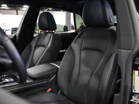 Used 2021 Audi Q8 Prestige w/ Prestige Package image 17