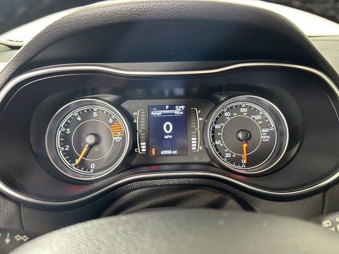 Used 2019 Jeep Cherokee Latitude Plus w/ Comfort/Convenience Group image 18