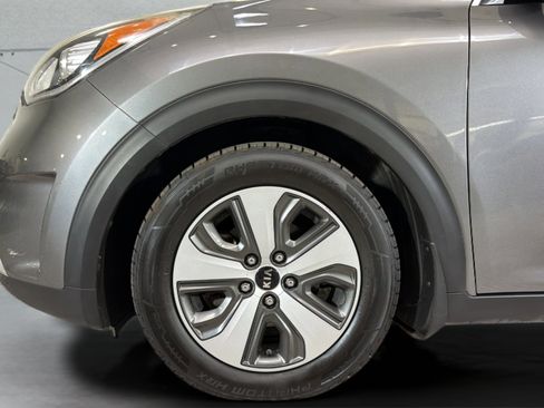 Used 2017 Kia Niro EX FWD image 36