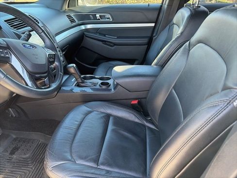 Used 2017 Ford Explorer XLT w/ Equipment Group 202A image 5