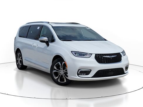 New 2026 Chrysler Pacifica Pinnacle w/ Trailer Tow Group FWD image 1
