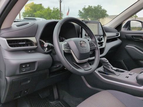 Used 2023 Toyota Highlander LE FWD image 8