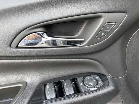 Used 2023 Chevrolet Equinox Premier FWD image 18