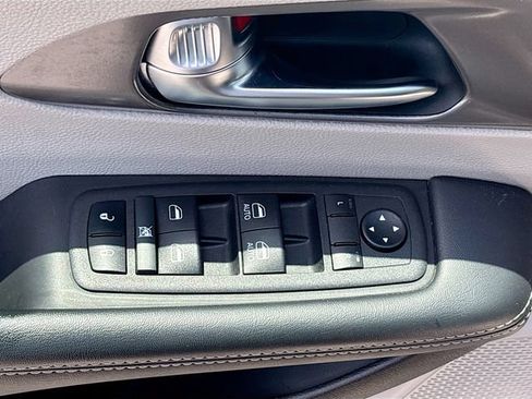 Used 2023 Chrysler Pacifica Touring-L FWD image 18