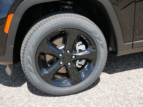 New 2025 Jeep Grand Cherokee L Limited w/ Black Appearance Package AWD/4WD image 5