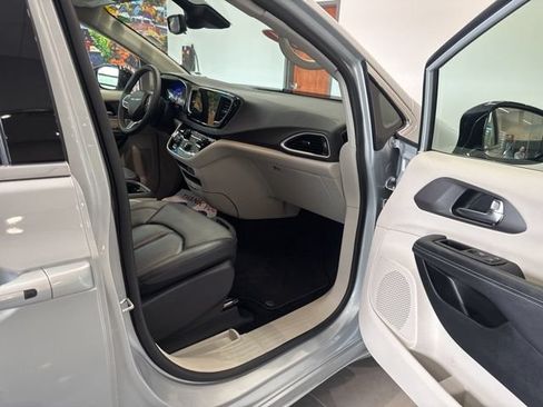 Used 2024 Chrysler Pacifica Touring-L FWD image 48