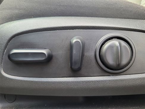 Used 2019 Chevrolet Equinox LT w/ Driver Convenience Package image 18