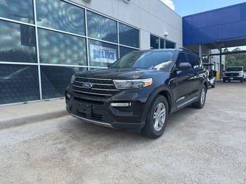 Used 2024 Ford Explorer XLT w/ Equipment Group 202A RWD image 4