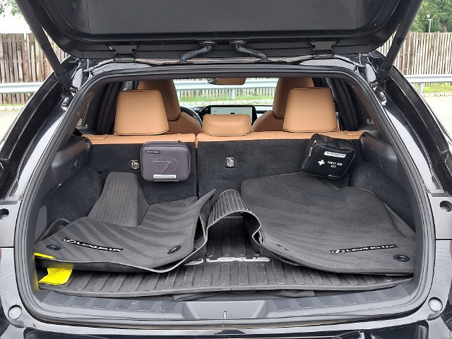 Used 2024 Lexus UX 250h AWD w/ Premium Package image 28