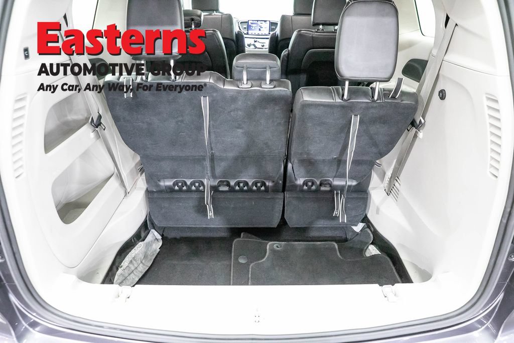 Used 2023 Chrysler Pacifica Touring-L FWD image 10