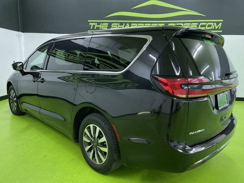 Used 2022 Chrysler Pacifica Touring-L w/ Uconnect Theater Family Group image 7