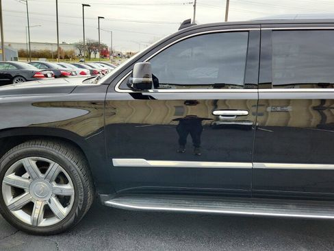 Used 2018 Cadillac Escalade ESV Luxury AWD/4WD image 6