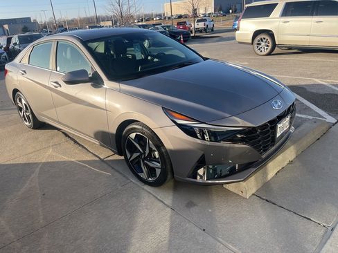 Used 2023 Hyundai Elantra Limited image 2