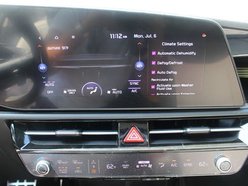 Certified 2024 Kia Niro EX Touring FWD image 30