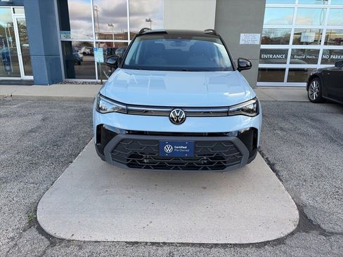 Certified 2025 Volkswagen Taos SE image 3