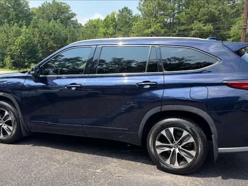 Used 2021 Toyota Highlander XLE AWD/4WD image 2