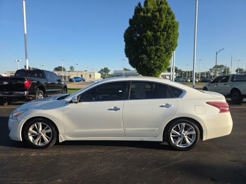 Used 2013 Nissan Altima 2.5 SL w/ Technology Pkg FWD image 3