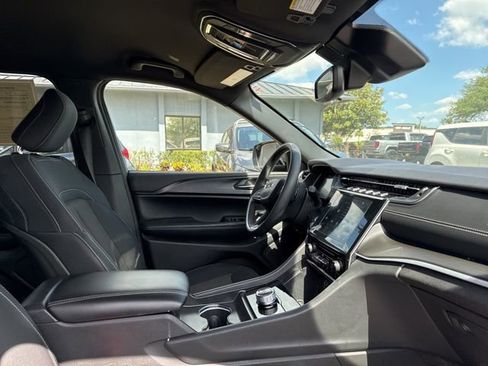 Used 2024 Jeep Grand Cherokee L Laredo RWD image 11