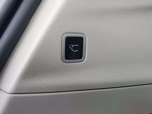 Used 2023 Chrysler Pacifica Touring-L FWD image 33
