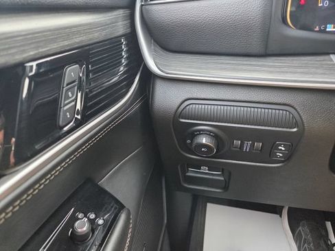 Used 2023 Jeep Wagoneer Series II AWD/4WD image 25