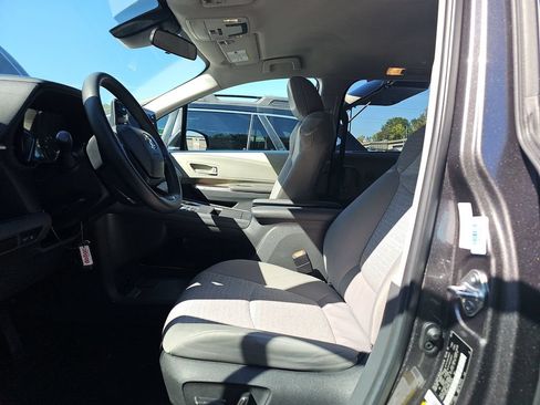 Used 2024 Toyota Sienna LE AWD/4WD image 3