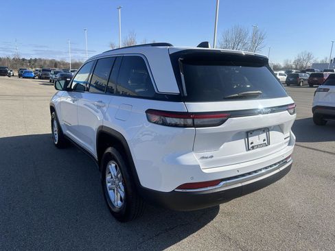 Used 2023 Jeep Grand Cherokee Laredo image 3