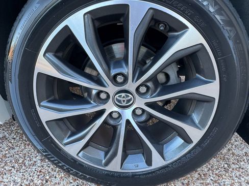 Used 2018 Toyota Avalon XLE image 33