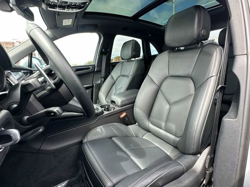 Certified 2024 Porsche Macan image 5