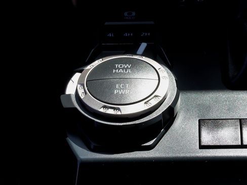 Used 2025 Toyota Tacoma SR5 AWD/4WD image 39