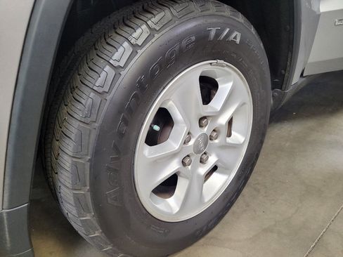 Used 2016 Jeep Grand Cherokee Laredo RWD image 31