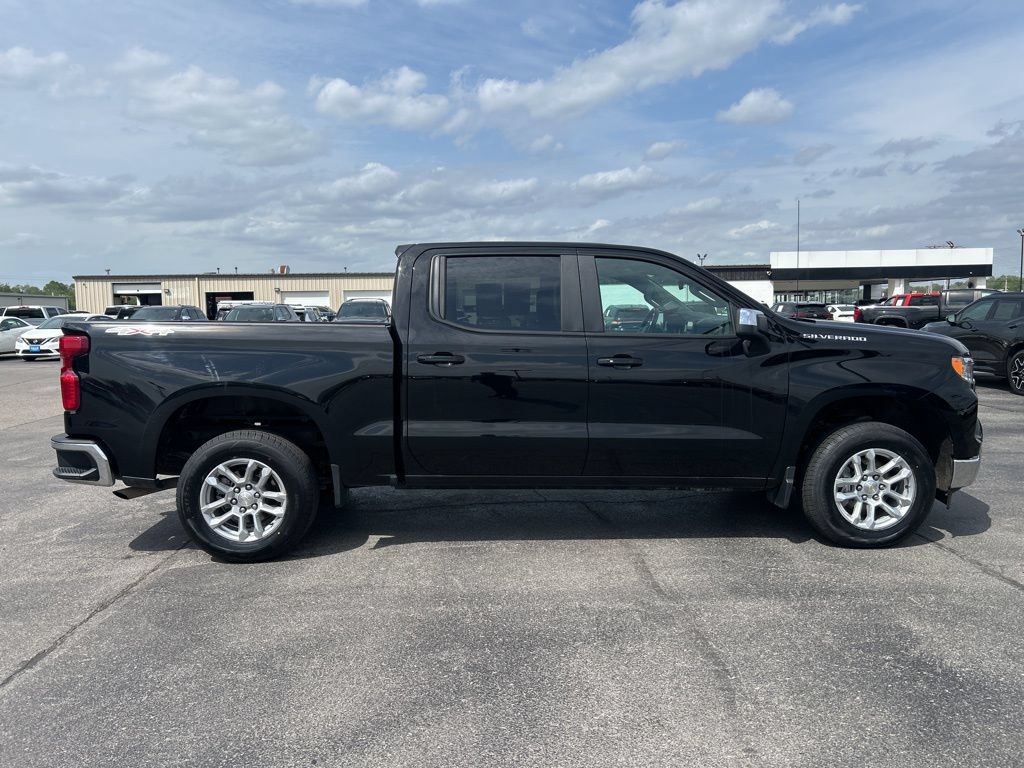 Used 2022 Chevrolet Silverado 1500 LT AWD/4WD image 2
