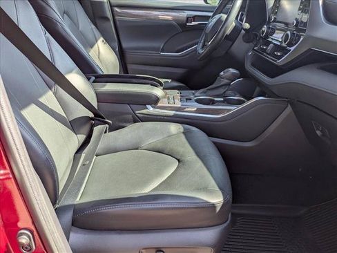Used 2022 Toyota Highlander Limited FWD image 18