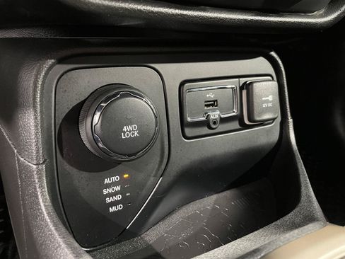 Used 2017 Jeep Renegade Latitude w/ Cold Weather Group AWD/4WD image 31