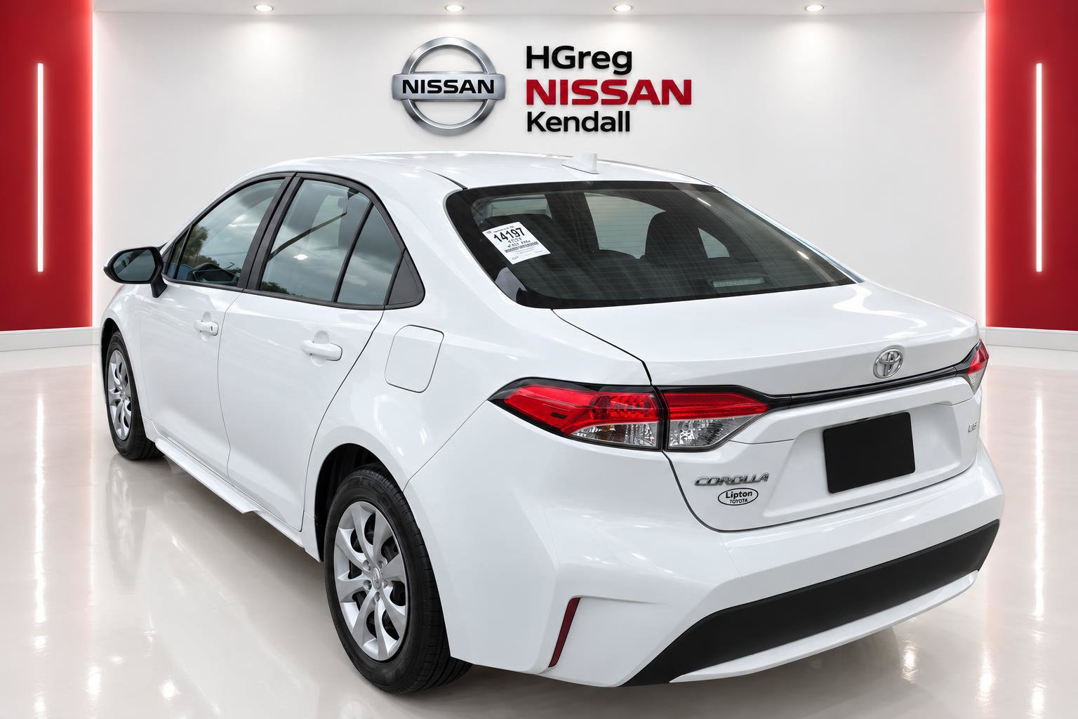 Used 2022 Toyota Corolla LE FWD image 2