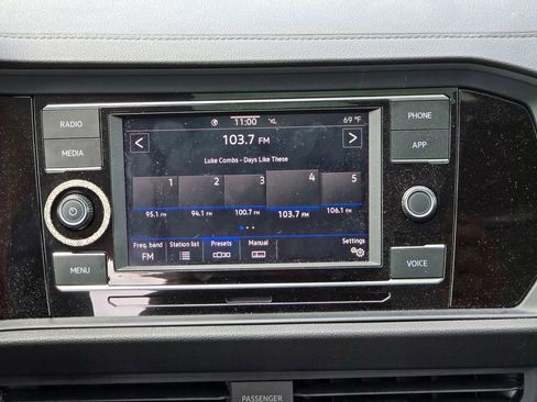 Used 2024 Volkswagen Jetta SE FWD image 8