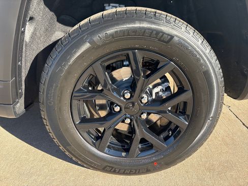 New 2025 Jeep Grand Cherokee Altitude image 12