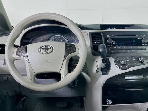 Used 2011 Toyota Sienna LE w/ Towing Pkg FWD image 17
