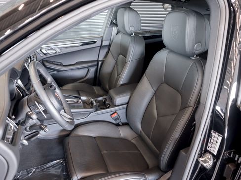 Certified 2026 Porsche Macan AWD/4WD image 5