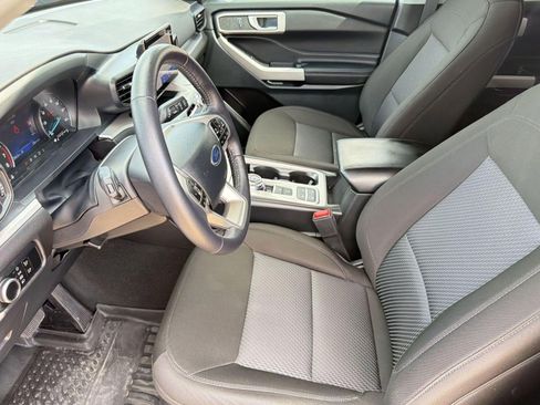 Used 2024 Ford Explorer XLT RWD image 5